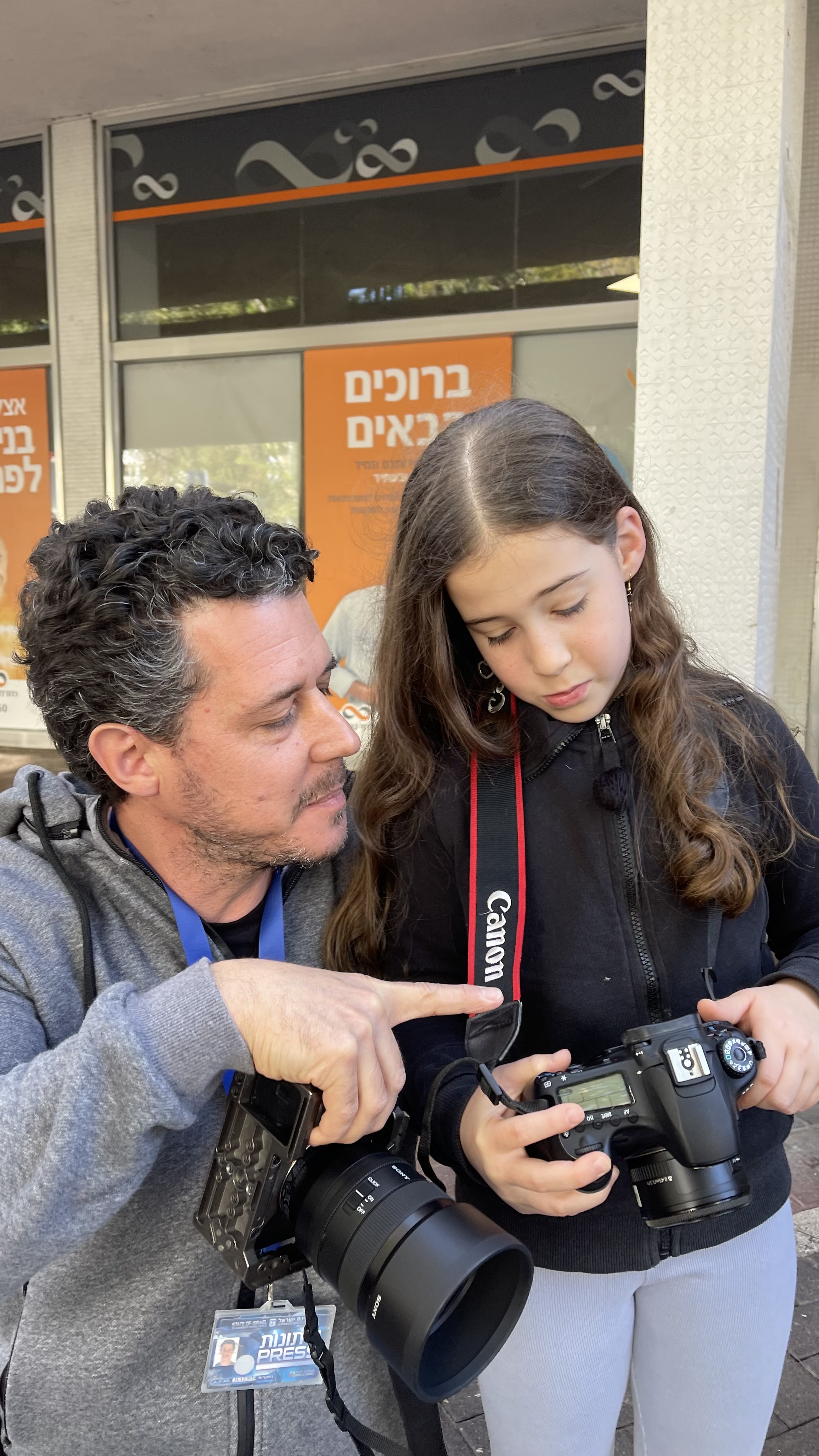 Teaching young photographer